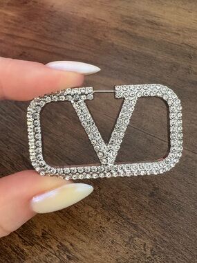 New Rhinestone V-Accent Brooch Pin - Silver Tone